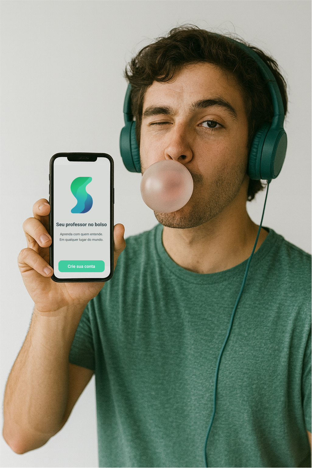 Estudante feliz tendo uma aula online no Sabido